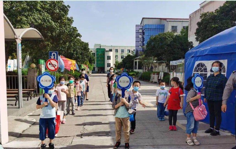 五月榴花照眼明 宝幼孩童喜复学